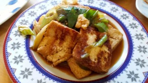 &quot;Xiong Zhang Dou Fu&quot;, kurz frittierter Tofu im Wok mit Lauch gebraten. Leicht süsslich