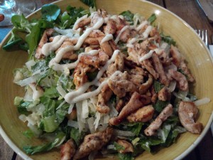 Chicken Cesar Salad - um 7.90 Euro eine Wucht und geschmacklich wirklich schwer in Ordnung.