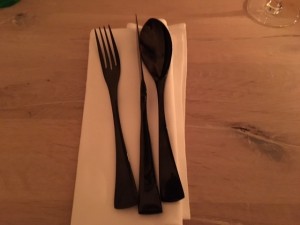 Stylisches, schwarzes Besteck - DOOR No. 8 Restaurant - Wien