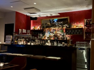 Die Bar, sehr schön und passend für das Lokal