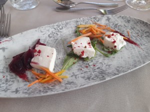 Terrine vom Weizer Schafkäse mit Kirsch-Holunder-Dip, Rotweinzwiebeln und Rucola