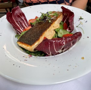 Lachs auf Salat mit Erdbeeren, das Beste des Nachmittags