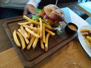 Wexl Land Burger (gegrilltes Rindfleisch, karamellisierte Zwiebel, Cheddar, ... - Wechsel Lounge - St. Corona am Wechsel