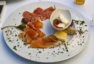 Das Mediterrane Frühstück, dazu gehört noch ein beidseitig angebratenes ... - Das Cottage - Wien