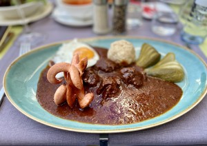 Fiakergulasch, sehr gut mit etwas Luft nach oben. 12 Std. mehr und das Fleisch wird wirklich auf ...