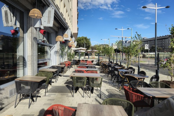 Augenweide - Der Gastgarten - sehr verkehrsreich - Augenweide - Wien