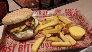 BCB-Burger mit Cheese Fries - Burgerista - Wien