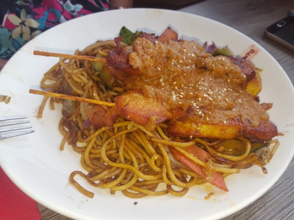 Satay Ayam Noodles - Nudeln mit Hühnerspießen in Erdnuss-Sauce - Bento - Wiener Neudorf