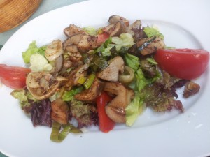 sautierte Steinpilze auf Blattsalat