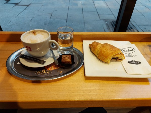 Freitagsmenü: Cappuccino und Schokolade Croissant - Der Mann - Wien