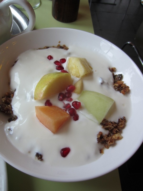 Granola mit Joghurt, Granatapfel und frischen Früchten - Kunsthallencafe - Wien