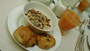 Birchermüsli und mini Kaffeegebäck - Die Küche - Palais Hansen Kempinski - Wien