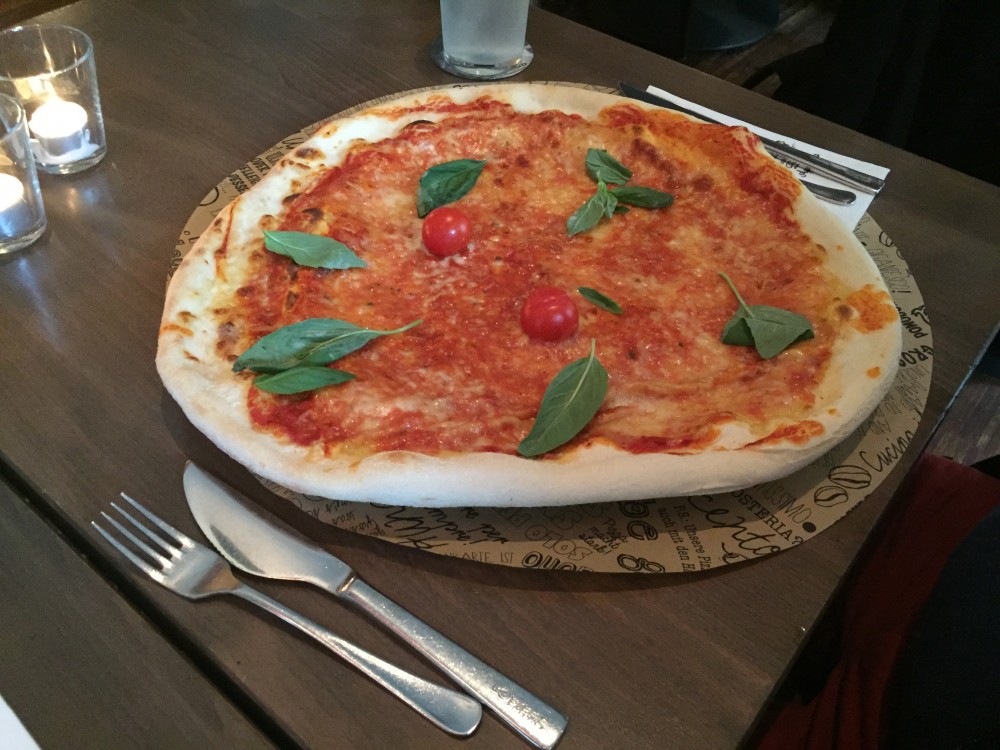 Pizza, Größenvergleich mit Besteck. - L'Osteria Wien - Wien
