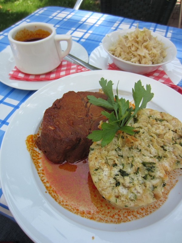 der Schweinsbraten mit allem was dazu gehört - sogar ein papriziertes ... - Gasthaus Am Nordpol 3 - Wien