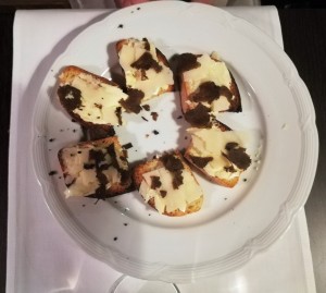 Bruschetta mit Parmesan und Trüffeln, darunter etwas Butter, herrlich! - Federico ll - Wien