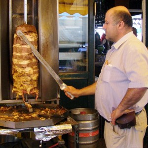 Herr Papas schneidet mir ein Kebab herunter. - Papas - Wien