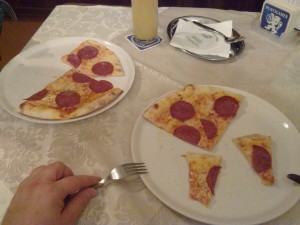 1x kleine Pizza auf 2 Teller bitte!  - Pizzeria Restaurant Europa - Eibiswald
