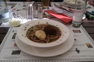 Rindsuppe mit dreierlei Einlage (Frittaten, Grießnockerl, Leberknödel)