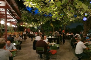 Glacis Beisl - Romantische Abendstimmung im Gastgarten - Glacis Beisl - Wien