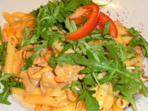 Beispiel für ein Mittagsmenü: Penne mit Thunfisch, Shrimps, fruchtige Tomatensauce und Ruccola