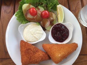 Gebackener Emmentaler mit origineller Garnitur