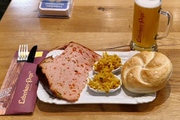 Leberkas-Pepi - Chili-Leberkas mit Curry-Zwiebel-Senf - schon mehr als nur ... - Leberkas-Pepi - Wien