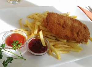 Cordon bleu vom Schwein mit Pommes 