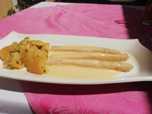 Spargel mit Sauce Hollandaise - Gasthaus "Zur Kaisereiche" - Innermanzing