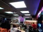 ein Teil des Lokals mit der Bar und den erwähnten Hochtischen mit Rückenlehne - New York American Bar & Grill - Klagenfurt