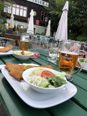Schweinswiener mit gem. Salat - Gasthaus Lindwurm - Wien
