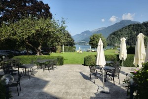 Villa Brandauer - Unterer Terassenbereich mit Seeblick (Anm.: Tische sind am Abend eingedeckt)