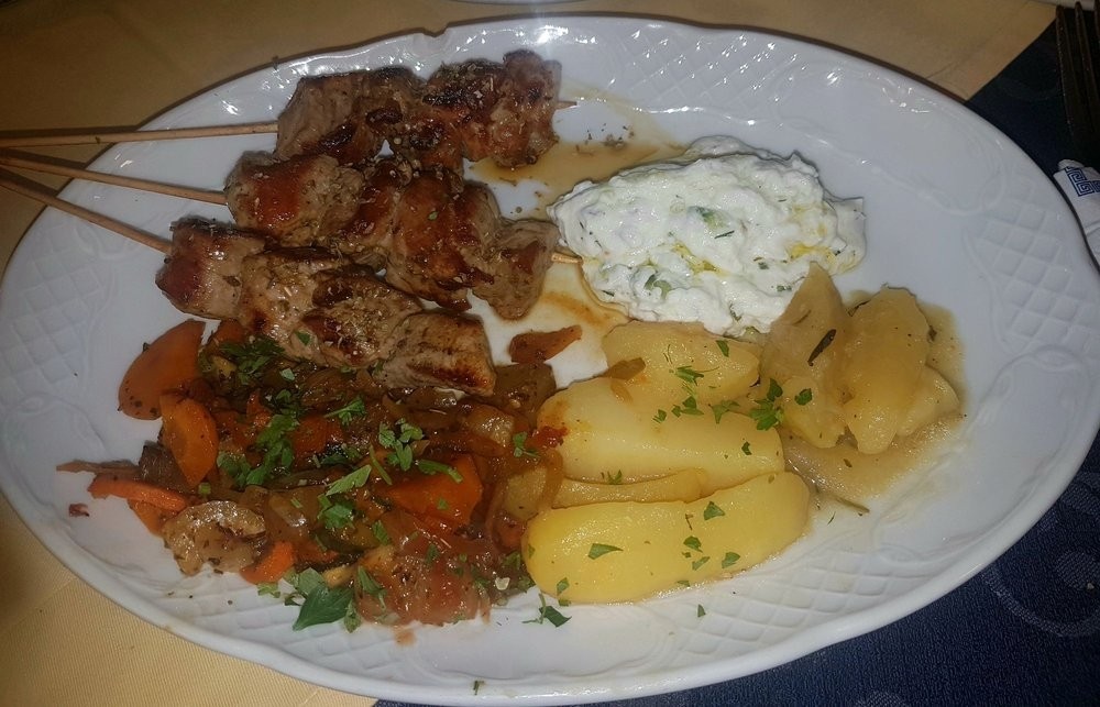 Souvlaki vom Schwein mit Rosmarinkartoffeln und Tzaziki - Mythos - Wien