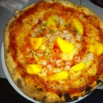 Caribbean Pizza mit Mango - Sly & Arny - Wien