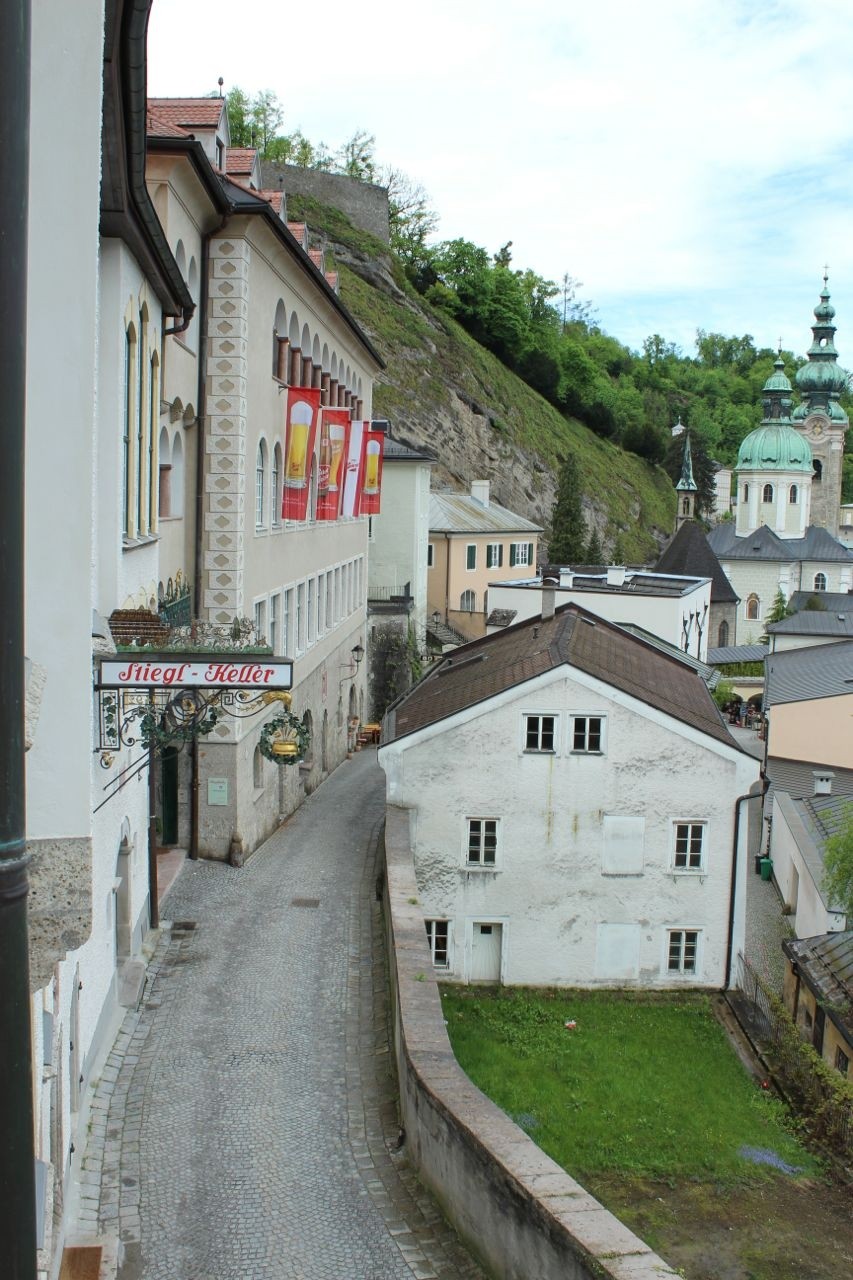 Straße mit Eingang - Stieglkeller - Salzburg