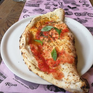Pizza Franco Nero (Calzone mit Mozzarella, Schinken, Champignons, Oregano gefüllt)