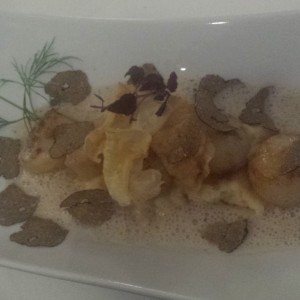 Jacobsmuscheln getrüffelt auf Sellerieschaum mit Pastinakenchips (Vorspeise ... - Entler - Wien