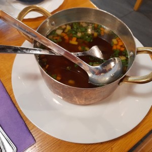 Suppe mit Gemüse und Rindfleisch