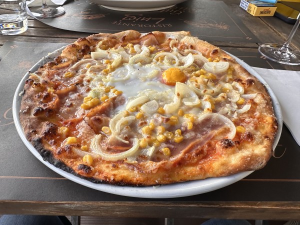 Pizza Rusticale, Zwiebel, Knoblauch, Speck, Mais und ein Ei. Tadellose ... - Ristorante Luigi - Wiener Neustadt