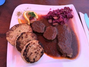 Hirschbraten, Serviettenknödel, Rotkraut