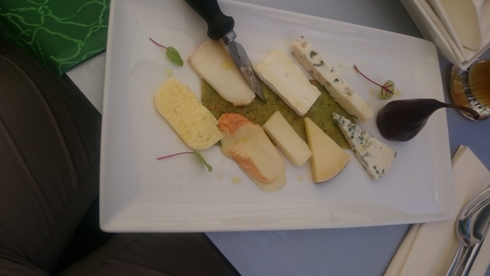 7 Sorten Käse (siehe Karte), mit gesalzener Echiré Butter, dazu ... - Haus am Teich - Mittersill