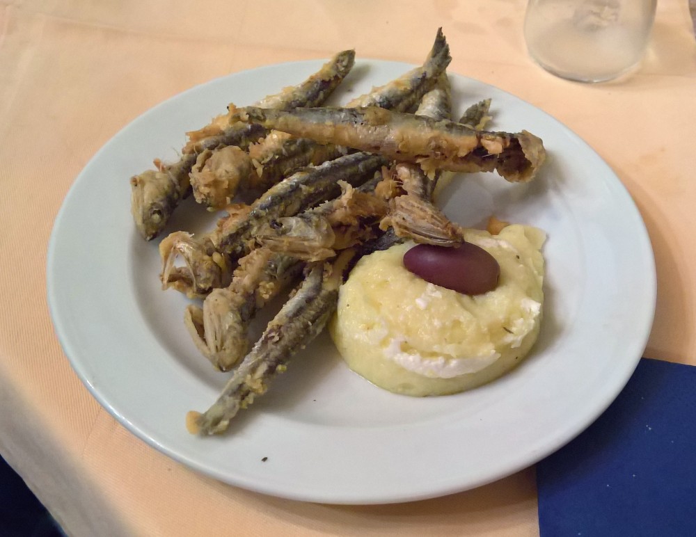 Gavros, kleine Fische frittiert, dazu Skordalia, Püree mir Knoblauch. Die ... - Rhodos Restaurant - Langenzersdorf