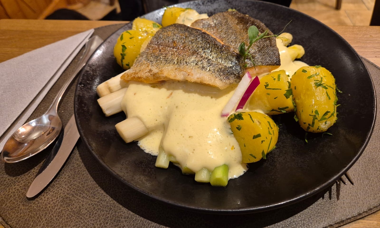 Spargel Weiss und Grün, Sauce Hollandaise, Petersilienkartoffel + Lachsforelle - Der Halbwax, Gasthaus zum St. Florian - Lichtenwörth