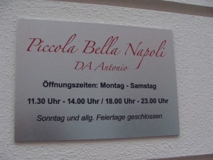 Man hat werktags zu Mittags und Abends geöffnet. - Piccola Bella Napoli - Bregenz