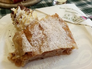 Apfelstrudel mit Schlag