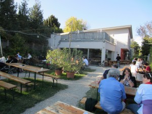 netter Garten - modernes Haus