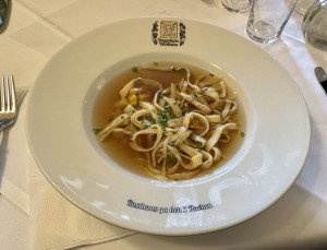 Frittatensuppe, sehr, sehr gut. Ehrlich, das Gemüse bissfest, hausgemachte ... - Gasthaus zu den 3 Hacken - Wien