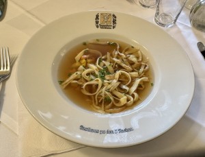 Frittatensuppe, sehr, sehr gut. Ehrlich, das Gemüse bissfest, hausgemachte Frittaten, so geht das.