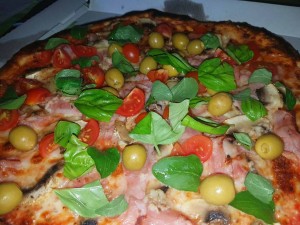 Pizza Toscana selbst aufgepeppt mit Oliven, Basilikum und Tomaten - Quattro Due - Wien