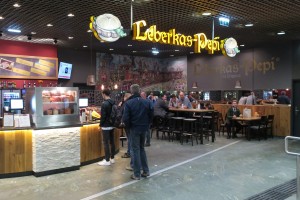 Leberkas-Pepi - Stand am Hauptbahnhof - recht beliebt - Leberkas-Pepi - Wien