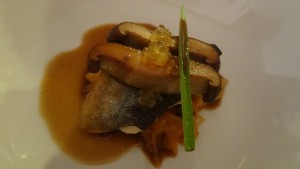 Bachsaibling mit Szegediner-Kraut, Shiitake, Pinien &amp; Bouillabaisse-Essenz